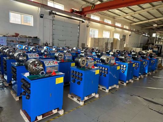 2 cali 6-51 mm Elektryczny gumowy węzeł kręci maszyna 600T Kręcenia siły z wielkością jest 860 * 640 * 1300 mm z 10 zestawów umieszcza