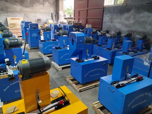 Elektryczny 128 KG Wielkość jest 850 * 600 * 1200 mm Materiał gumowy ostrza hydrauliczne szlauch cięcia / skiving maszyny dla łatwej obsługi
