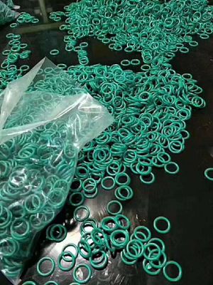 Zielony NBR/FKM/FFKM Materiał Kauczuk O-kręgi OEM/ODM Odkładanie kompresyjne z dobrą odpornością na olej 16-30 N/mm Wytrzymałość na rozdarcie