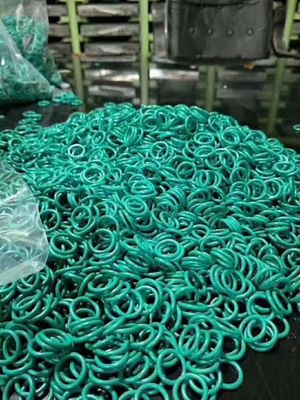 Zielony NBR/FKM/FFKM/EDPM/SI Kauczuk O-kręgi OEM/ODM Odkładanie kompresyjne z dobrą odpornością na olej 16-30 N/mm Wytrzymałość na rozdarcie