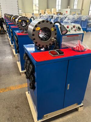 Siła zaciskania 2 cale 600T Kolor niebieski Rozmiar zaciskania Zasięg 2,5 cala z narzędziami do szybkiej wymiany form Maszyna do zaciskania węży gumowych z zakresem 6–51 mm i 10 wymiennymi matrycami