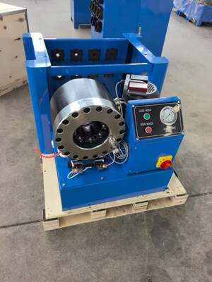 2-calowy zakres zaciskania do 51 mm Kolor niebieski Napięcie 220 V/240 V/380 V/415 V Hydrauliczna maszyna do zakuwania węży System sterowania dolnego z narzędziem do szybkiej wymiany formy i stojakiem oraz 10 wymiennymi matrycami