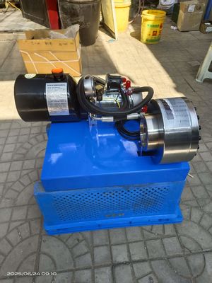 Dobra cena. 1 cala 7 Dy 1-4 warstwa węża hydrauliczne Maszyna do kręcania / węża Maszyna do kręcania wysokiego ciśnienia 6-25mm z niebieskim kolorem 12v/24v w Internecie