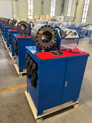 Dobra cena. Rozmiar zagniatania w kolorze niebieskim 2” Osiągnięty do 2,5 cala Średnica wewnętrzna węża Duża siła zaciskania 600T Maszyna do zagniatania węży gumowych z zakresem 6–51 mm i 10 wymiennymi matrycami z narzędziami do szybkiej wymiany form w Internecie