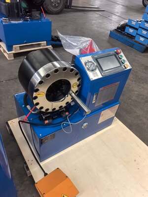 Dobra cena. Zaciskanie 2 cale w zakresie do 2,5 cala 6-51/64 mm Sterowanie PLC Systerm Hydrauliczna maszyna do zakuwania węży z narzędziem do szybkiej wymiany formy i stojakiem oraz 10 wymiennymi matrycami Napięcie 220 V/380 V w Internecie