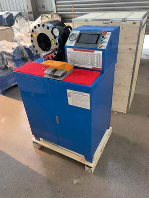 Dobra cena. 2-calowa maszyna do zakuwania węży gumowych 600T Wyższy model Niebieski kolor Sterowanie PLC napięciem 220 V / 380 V z zakresem 6–51 mm i 10 wymiennymi matrycami w Internecie