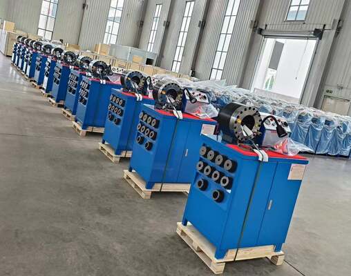 Dobra cena. Maszyna do zakuwania węży gumowych 600T 31,5Mpa Wyższy model Niebieski kolor Silnik o mocy 3 kW System sterowania za pomocą przycisku Napięcie 220 V/240 V/380 V/415 V z zakresem zaciskania 6–51 mm i 10 wymiennymi matrycami w Internecie