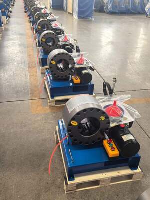 Dobra cena. 12V/24V napięcie 2-calowa hydrauliczna maszyna do zakuwania węży z siłą zagniatania 600T 10 matryc i zakresem 6-51mm do załadunku samochodu w Internecie
